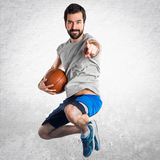 Člověk hraje basketbal a koužek - Fotografie, Obrázek