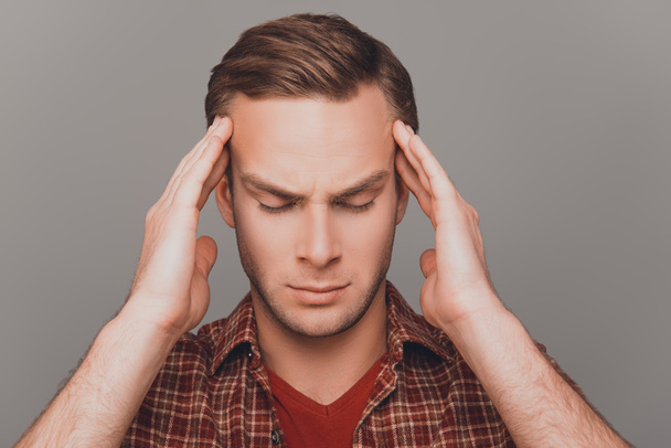 Knappe man aan zijn hoofd lijden hoofdpijn te raken - Foto, afbeelding