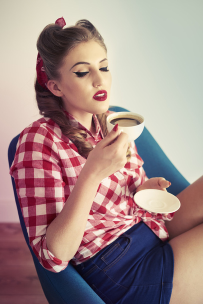 Pin up chica bebiendo café
  - Foto, Imagen