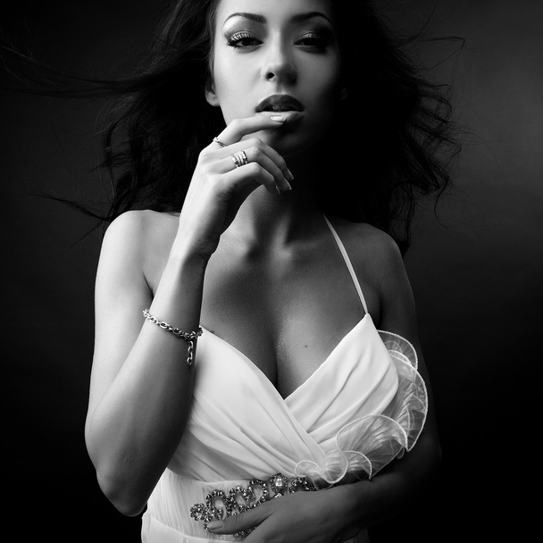 Black-white portrait of beautiful brunette woman in fashionable dress. - Foto, Imagem