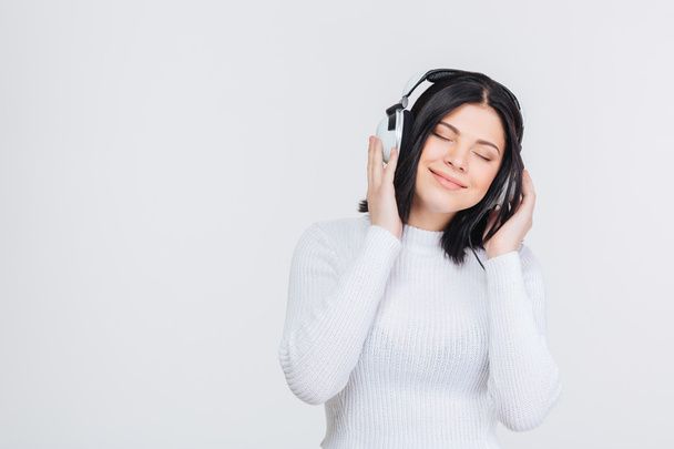 schöne junge Frau hört Musik - Foto, Bild