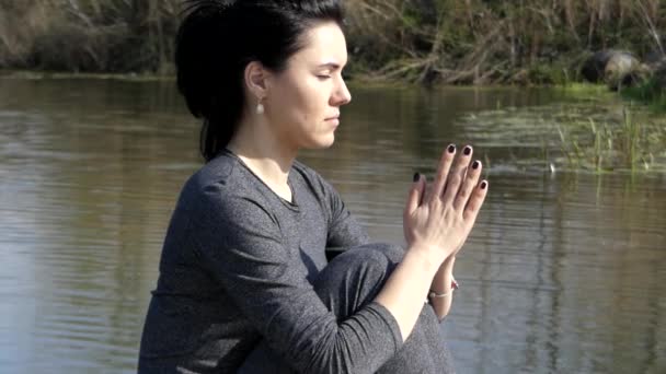 Meisje bidden met gevouwen handen voor de borst. - Video