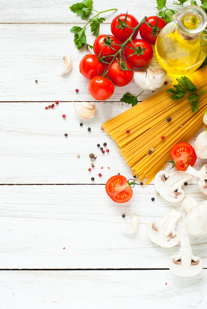 Ingredienti per cucinare la pasta italiana - Foto, immagini