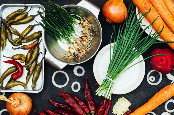 Лук, свекла, перец, чеснок, морковь, капуста готовы к приготовлению са
 - Фото, изображение