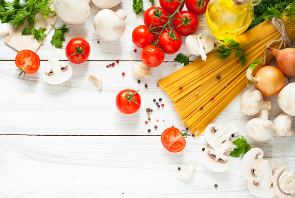 Ingredienti per cucinare la pasta italiana - Foto, immagini