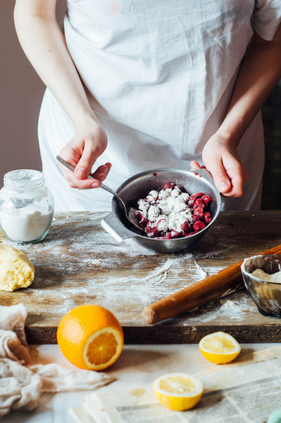 Schritte der Zubereitung sandiger Kuchen mit Kirschfüllung: Mischen  - Foto, Bild