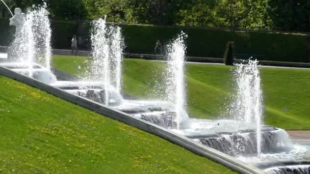 Fantastické kaskádové fontány v parku Belvedere, Wien, Rakousko. - Záběry, video