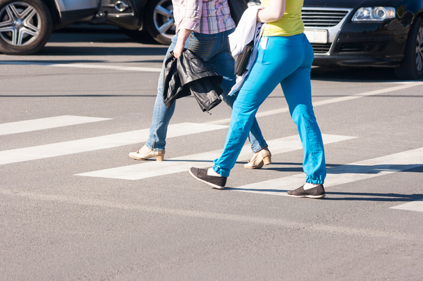 пешеходы, идущие по пешеходной дорожке
 - Фото, изображение