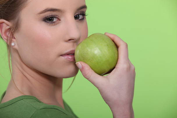 Woman holding green apple - Фото, зображення