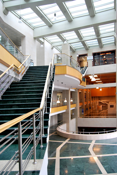 Escaleras verdes y vestíbulo
 - Foto, imagen