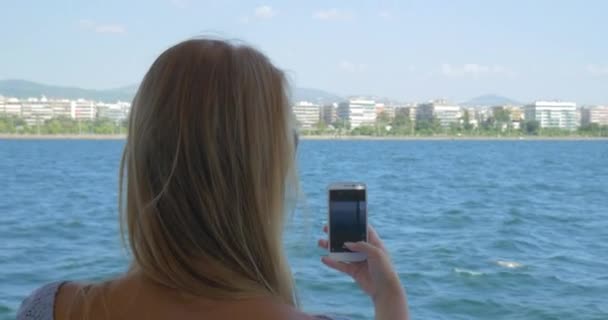 Mujer en el barco tomando fotos de mar en el móvil
 - Metraje, vídeo