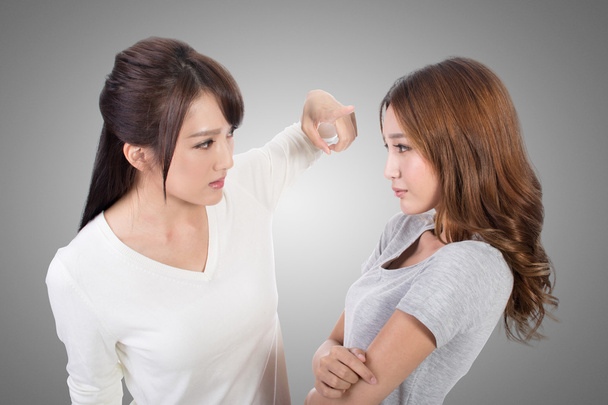 Deux femmes se disputent
 - Photo, image
