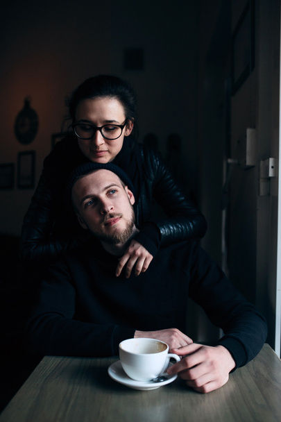 молодий чоловік і жінка позує в приміщенні
 - Фото, зображення