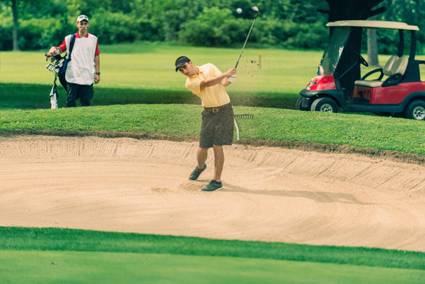 Golfer spielt aus Sandfalle - Foto, Bild