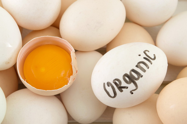 Świeże jaja z jednym niedziała - Zdjęcie, obraz