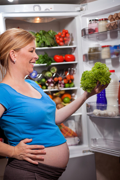 nutrition and diet during pregnancy. Pregnant woman standing nea - 写真・画像