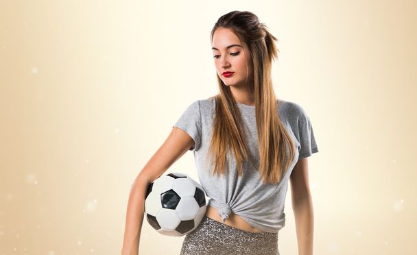 Παίκτης γυναίκα που έχει μια μπάλα ποδοσφαίρου - Φωτογραφία, εικόνα