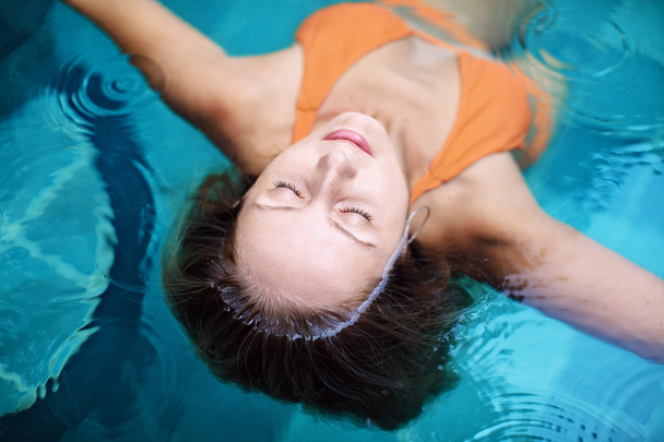Beautiful woman relaxing in spa pool - Valokuva, kuva