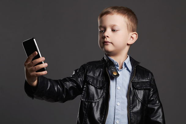 little boy doing selfie - Zdjęcie, obraz