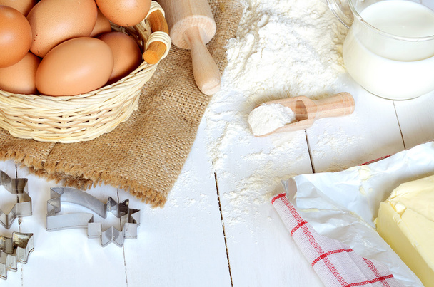 Yumurta, un, süt, tereyağı, oklava ve kek kalıpları - Fotoğraf, Görsel