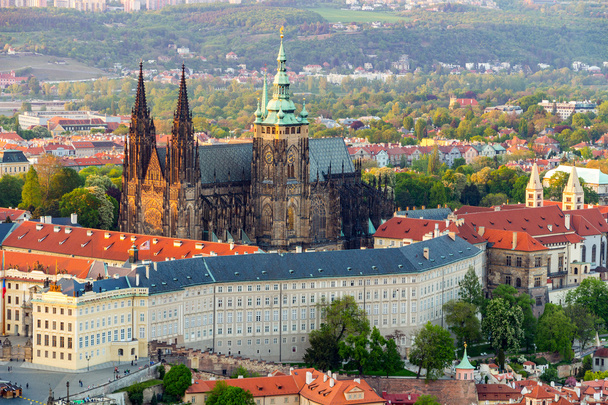 Uitzicht op de Praagse burcht met de Sint-Vituskathedraal  - Foto, afbeelding
