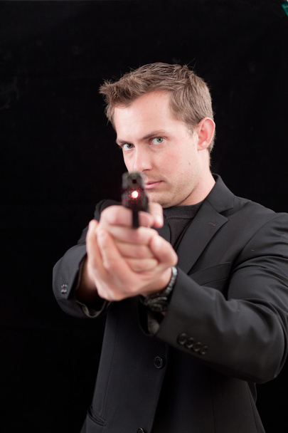 masculino caucasiano modelo com um arma
 - Foto, Imagem