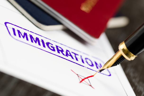 demande d'immigration refusée, plan rapproché d'un formulaire, passeports et stylo
. - Photo, image