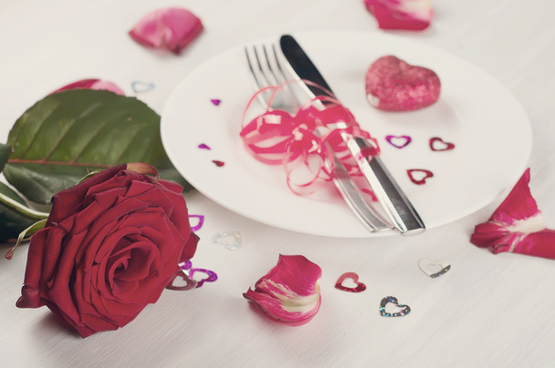 Romantico tavolo apparecchiato con rosa
 - Foto, immagini