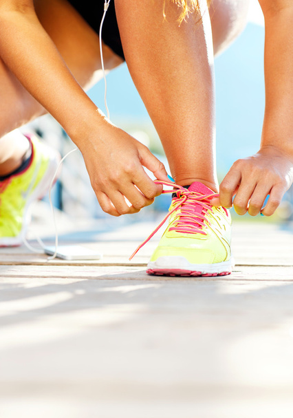 Juoksukengät - nainen sitominen kengännauhat
 - Valokuva, kuva