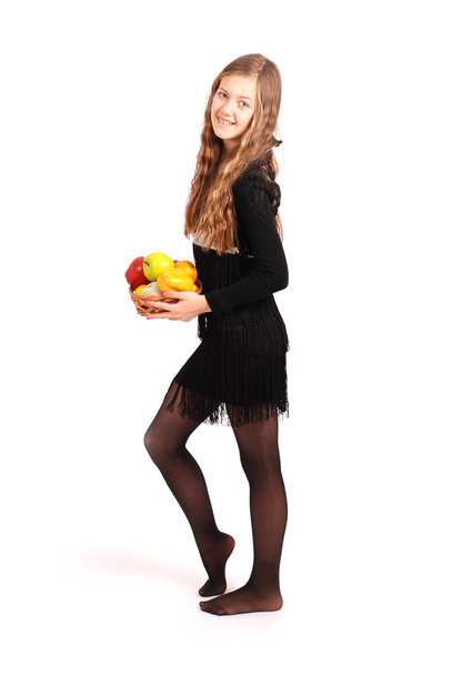 Lány gazdaság friss gyümölcsök - Fotó, kép