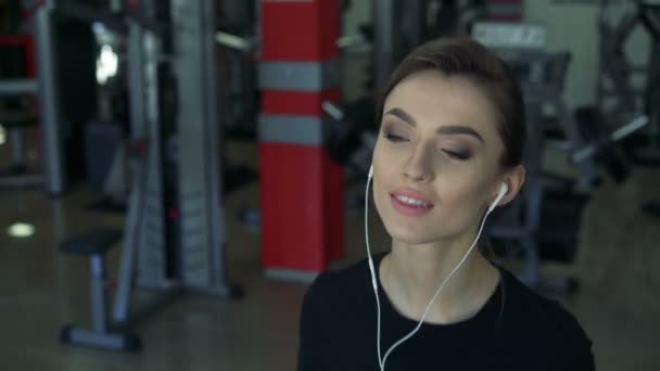 Beautiful girl treadmill with headphones - Záběry, video
