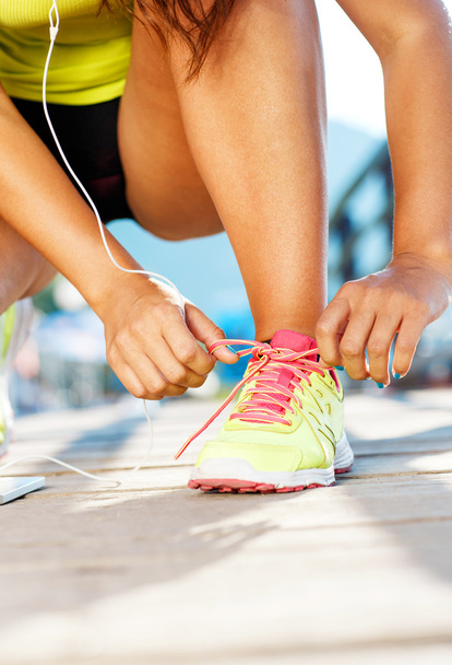 Zapatos para correr - mujer atando cordones de zapatos
 - Foto, Imagen