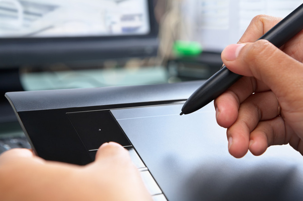 Hand mit digitalem Stift Tablet - Foto, Bild