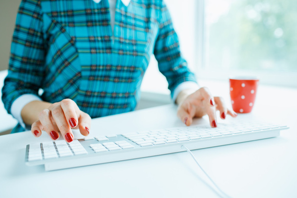 Женщина-офисный работник печатает на клавиатуре
 - Фото, изображение