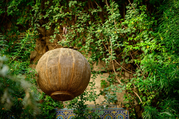Egy marokkói lámpa, kertben - Fotó, kép