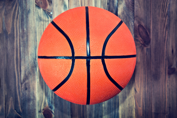 Баскетбольный мяч на деревянном паркете
. - Фото, изображение
