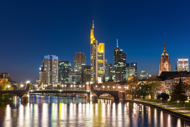 Vista de Frankfurt am Main skyline al atardecer, Alemania
 - Foto, imagen