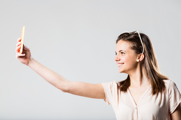 femme prenant elle-même un selfie
 - Photo, image