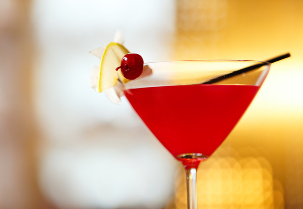 Glass of cocktail on background - Foto, Bild