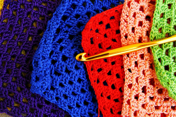 Ganchos de crochê colorido e quadrados de vovó
 - Foto, Imagem