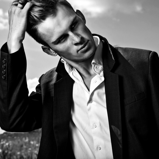 Black-white portrait of beautiful young man outdoor. - Foto, imagen
