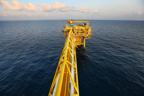 Platformy offshore budownictwa dla produkcji ropy i gazu, przemysłu ropy i gazu i ciężkiej pracy, platformy i operacji procesu produkcyjnego przez funkcję ręczne i automatyczne, przemysłu ropy i platformie wiertniczej i operacji - Zdjęcie, obraz