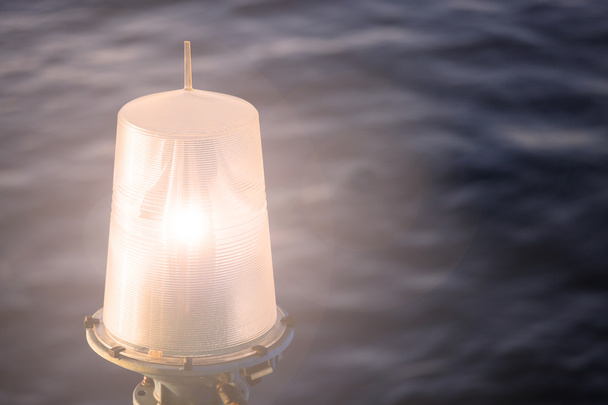 Navigationshilfe auf der Plattform in Offshore, Signal in Marine, Licht, um Gegenstand in der Nacht im Meer zu zeigen, Fackel mit Lichteffekt. - Foto, Bild