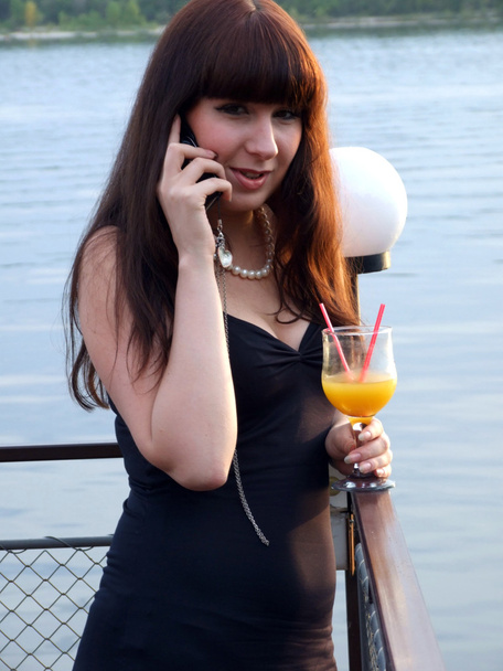 La fille avec un cocktail parle à mobil
 - Photo, image