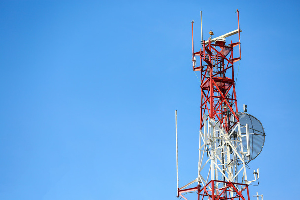 Телекомунікаційна вежа встановлює обладнання зв'язку для відправки сигналу в місто, мережа супутникової тарілки в місті, галузевий зв'язок
. - Фото, зображення