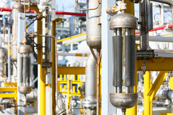 pijpleidingen op olie- en gasplatform voor productie, olie- en gasproces en besturing door automatiseringssysteem, bedieningsproduct in de olie- en gasindustrie. - Foto, afbeelding