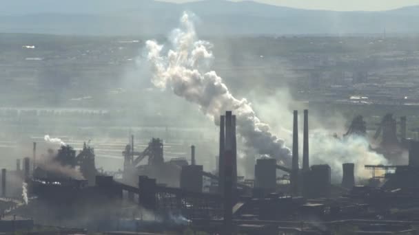 Umweltverschmutzung. taymlaps Rauch in den Himmel von einer großen Anlage. - Filmmaterial, Video