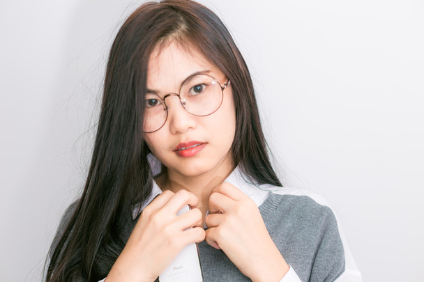 Portrét mladé asijské blbeček ženy s brýlemi bederní zblízka na bílém pozadí - Fotografie, Obrázek