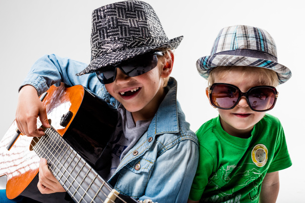 nieuwe kinderen op het blok spelen hard rock - Foto, afbeelding