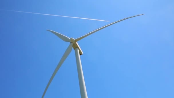 Windgenerator auf Himmelshintergrund - Filmmaterial, Video
